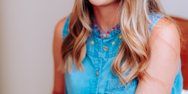 足球运动员在场上激烈拼抢的瞬间，展示比赛强度